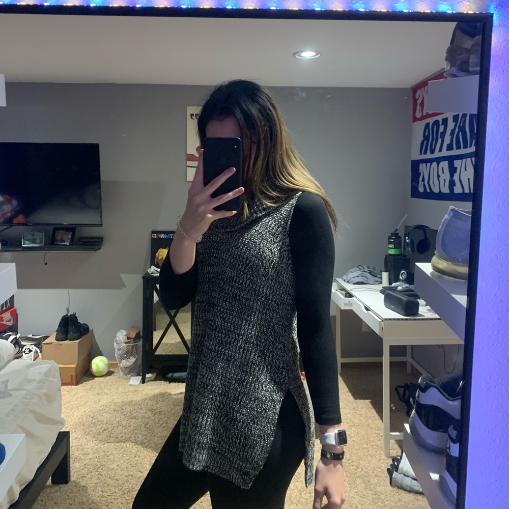 Sleeveless Turtleneck